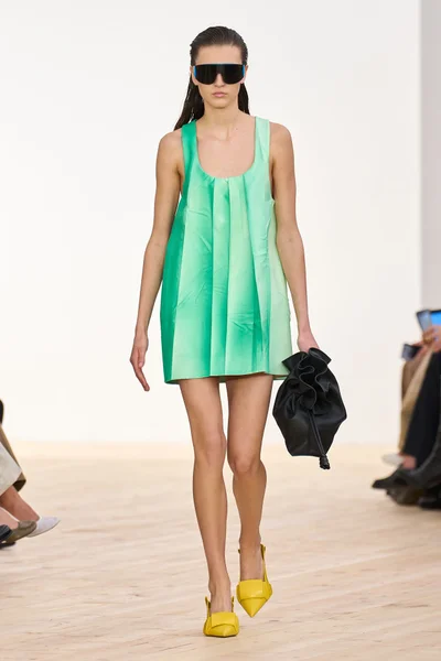 Look 10